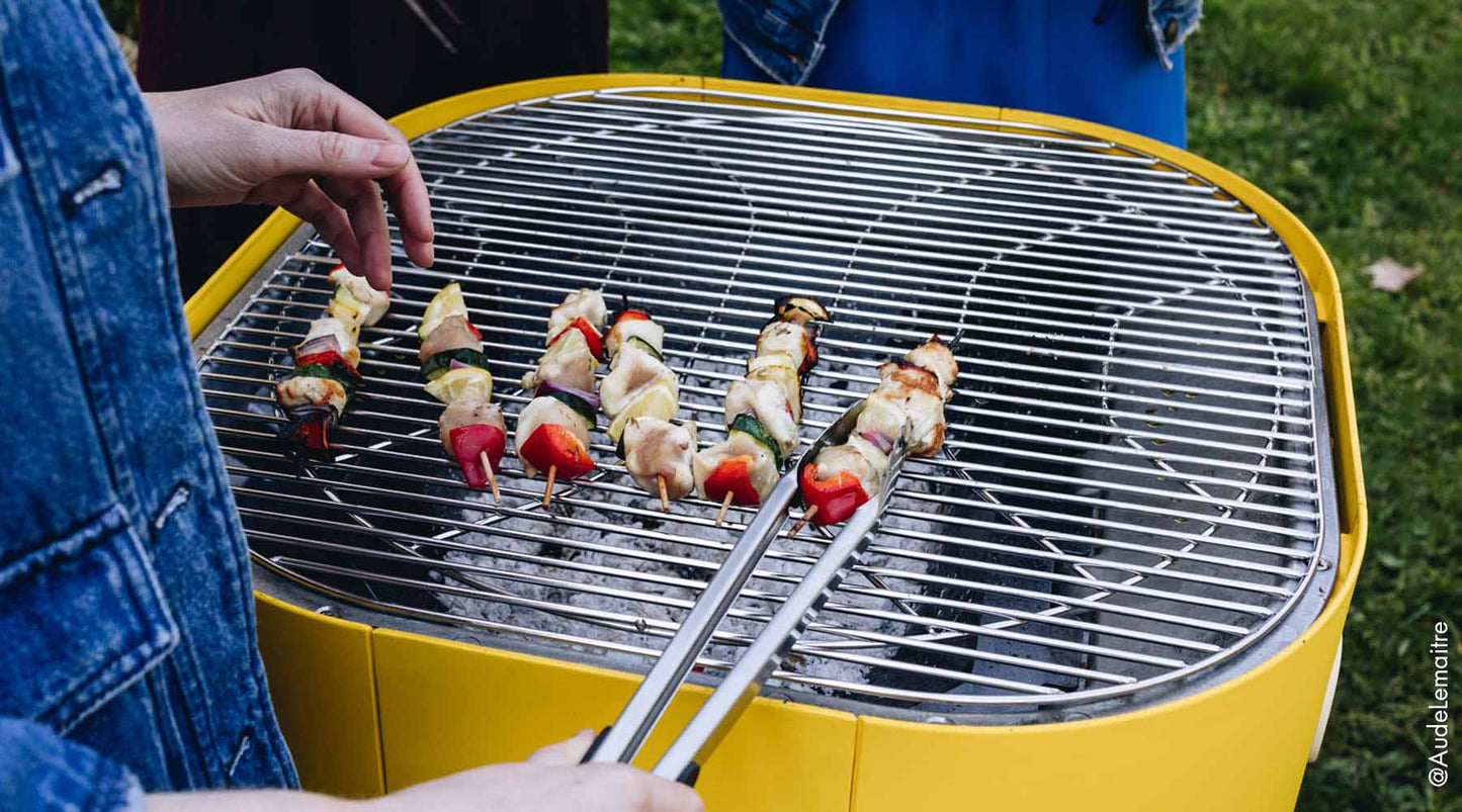 Cuisson de brochettes sur un barbecue Aluvy sunflower