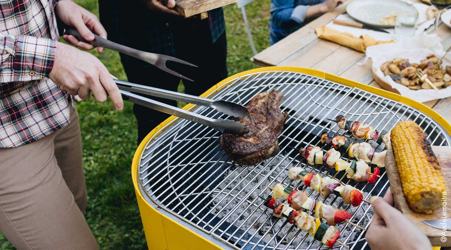Barbecue charbon marcel jaune sunflower double mode cuisson barbecue et plancha - cuisson brochettes viande légumes avec pince et fourchette aluvy