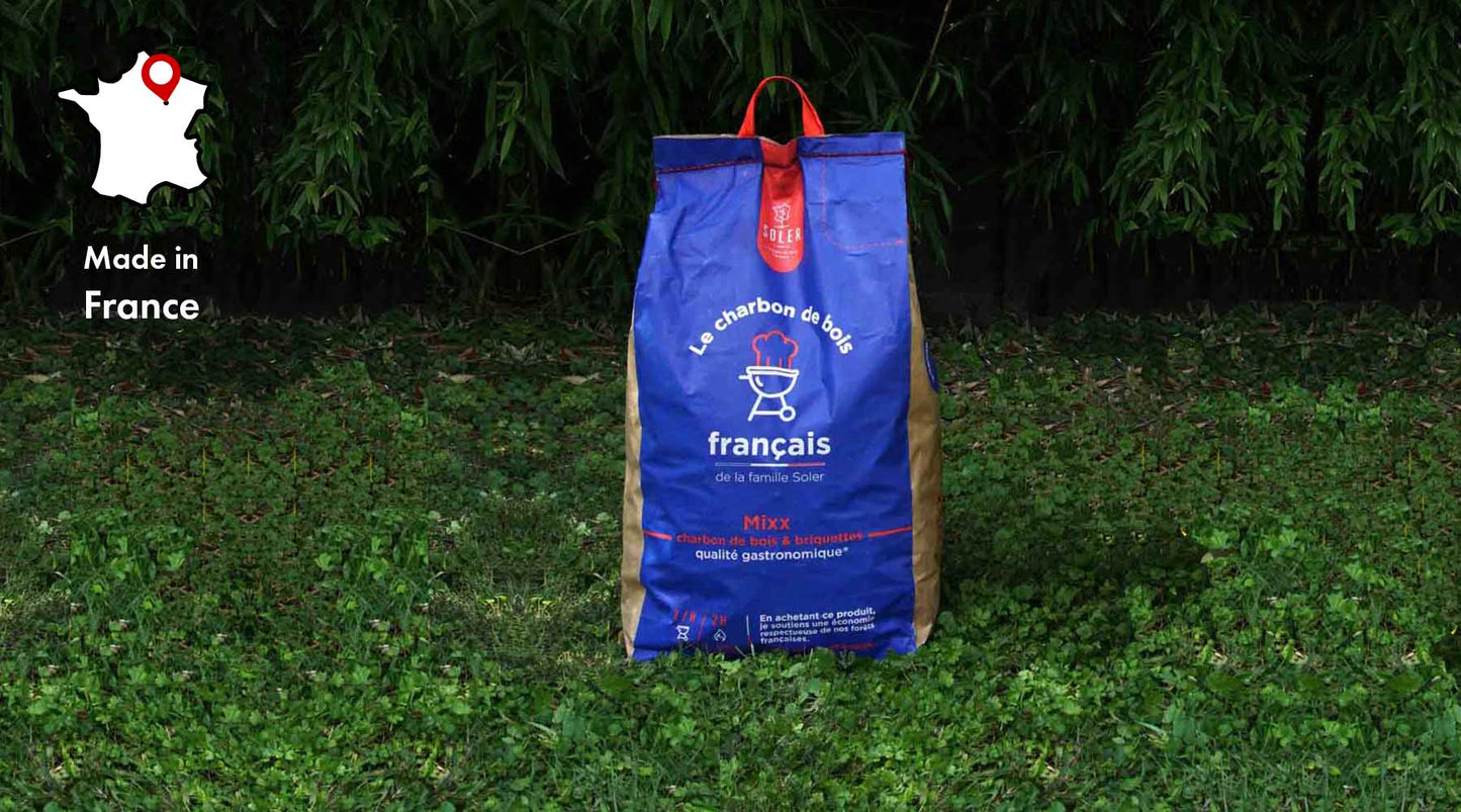 Sac de charbon de bois écoresponsable et français dans jardin avec symbole made in france