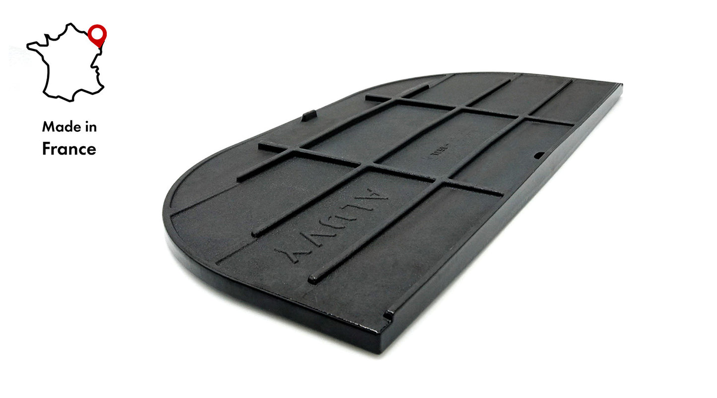 Plancha noire made in france en fonte émaillée vue de dessous avec logo aluvy