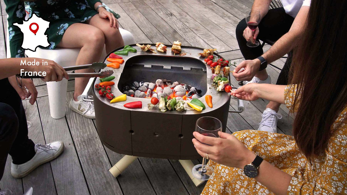 Amis autour du brasero design sam marron cuir avec contour inox plancha avec aliments avec symbole made in france