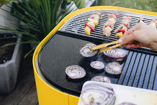 Brochettes de viande et de légumes grillées sur un barbecue au charbon Marcel sunflower