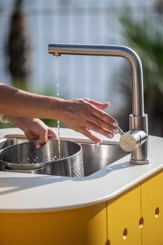 Aménager un point d'eau extérieur : les astuces pour une cuisine d'été vraiment autonome