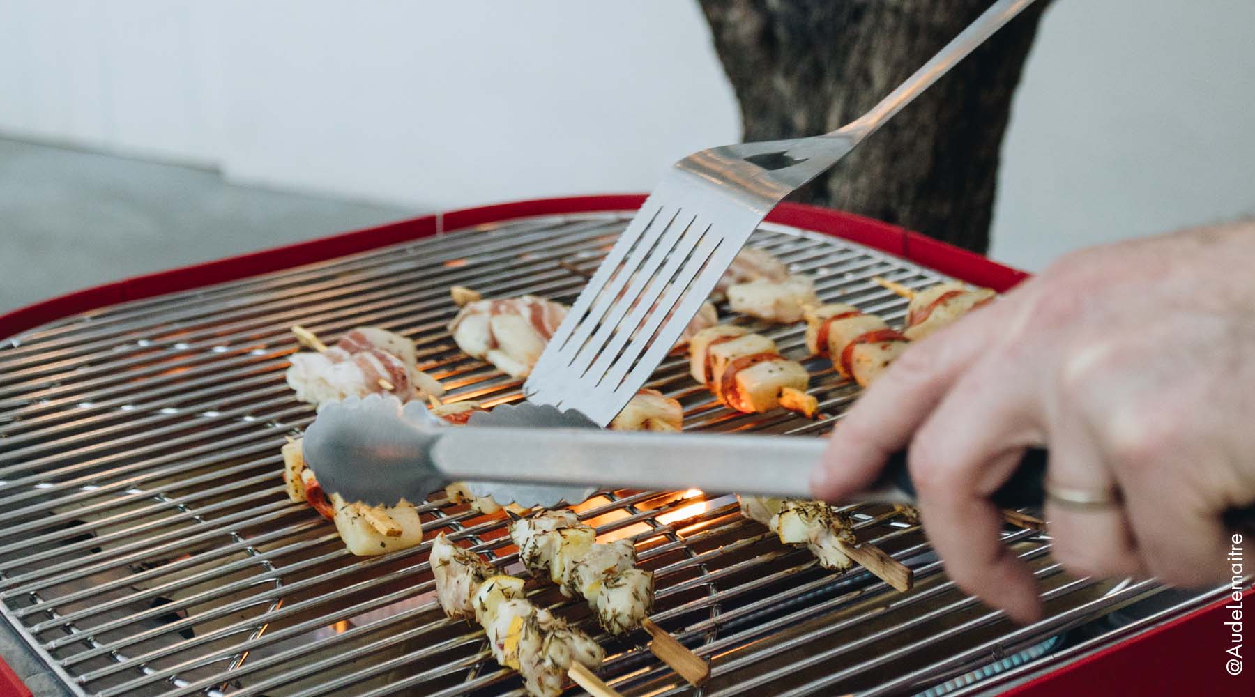 barbecue gaz lulu rouge piment - cuisson brochettes avec pince et spatule aluvy